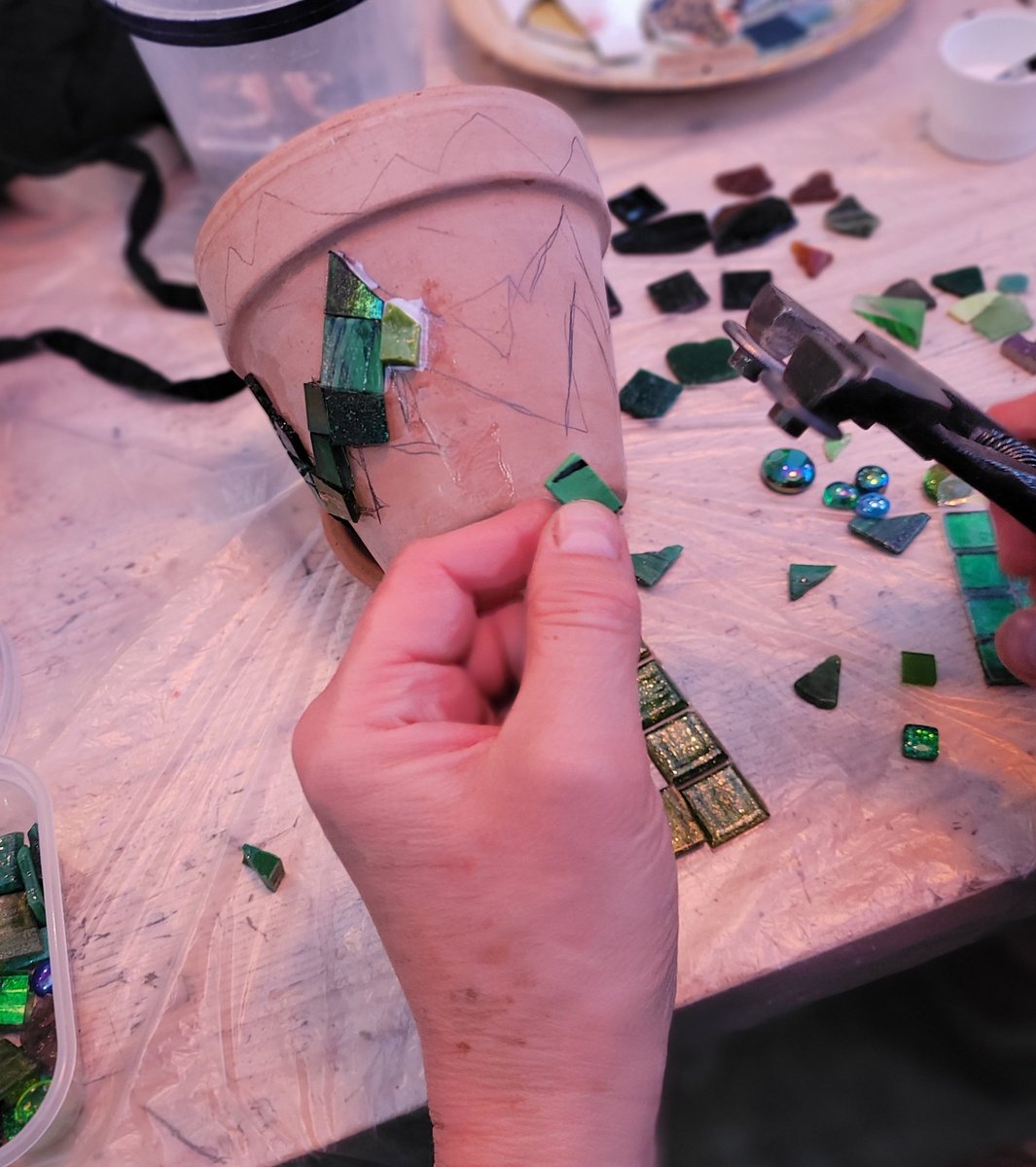 HeartInArt_UK's tweet photo. So exciting to be back @BeeUrbanLondon making mosaics on Wed evenings.
New projects on the go and a warm fire
and good company. ๐
#mosaicworkshops #relaxchatcreate #hobbiesarefun #learntomakemosaics https://t.co/Di5rr8sHFy