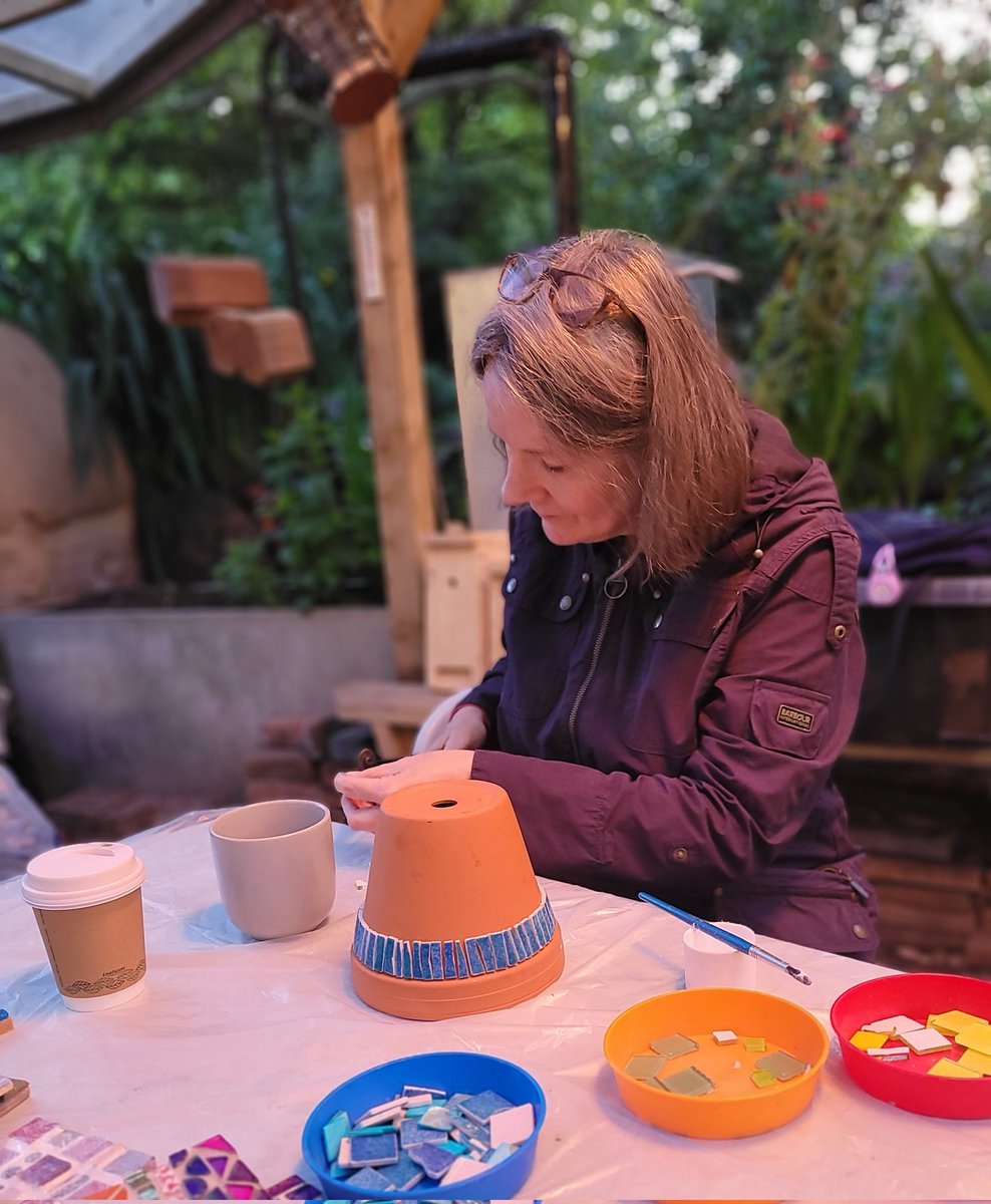 HeartInArt_UK's tweet photo. So exciting to be back @BeeUrbanLondon making mosaics on Wed evenings.
New projects on the go and a warm fire
and good company. ๐
#mosaicworkshops #relaxchatcreate #hobbiesarefun #learntomakemosaics https://t.co/Di5rr8sHFy