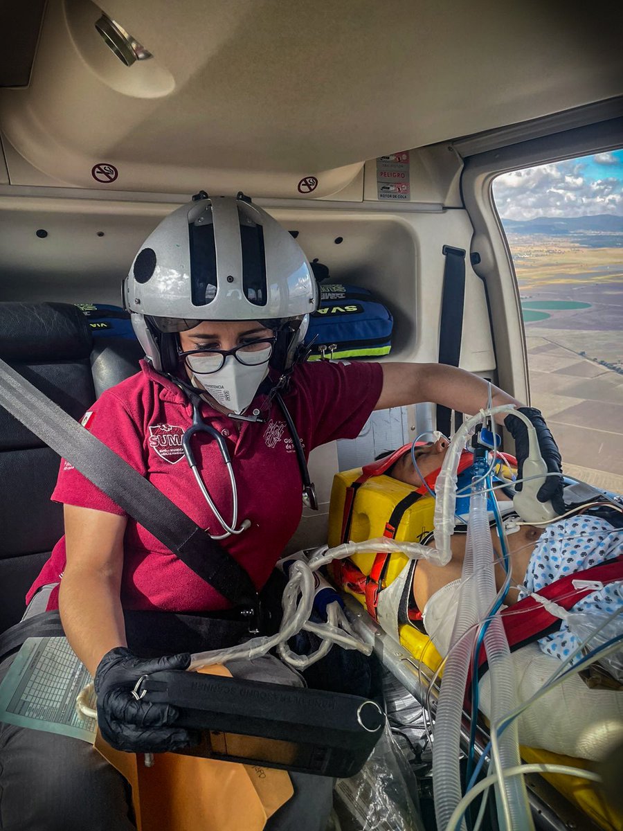 drguridi's tweet photo. #CODIGOTRAUMA Point Of Care Ultrasound (POCUS) en vuelo de ambulancia aérea del @SUMA_Puebla una herramienta básica durante el proceso de evaluación inicial en pacientes victimas de trauma, @DraMaggi experta en su aplicación https://t.co/BIAl4PivX1