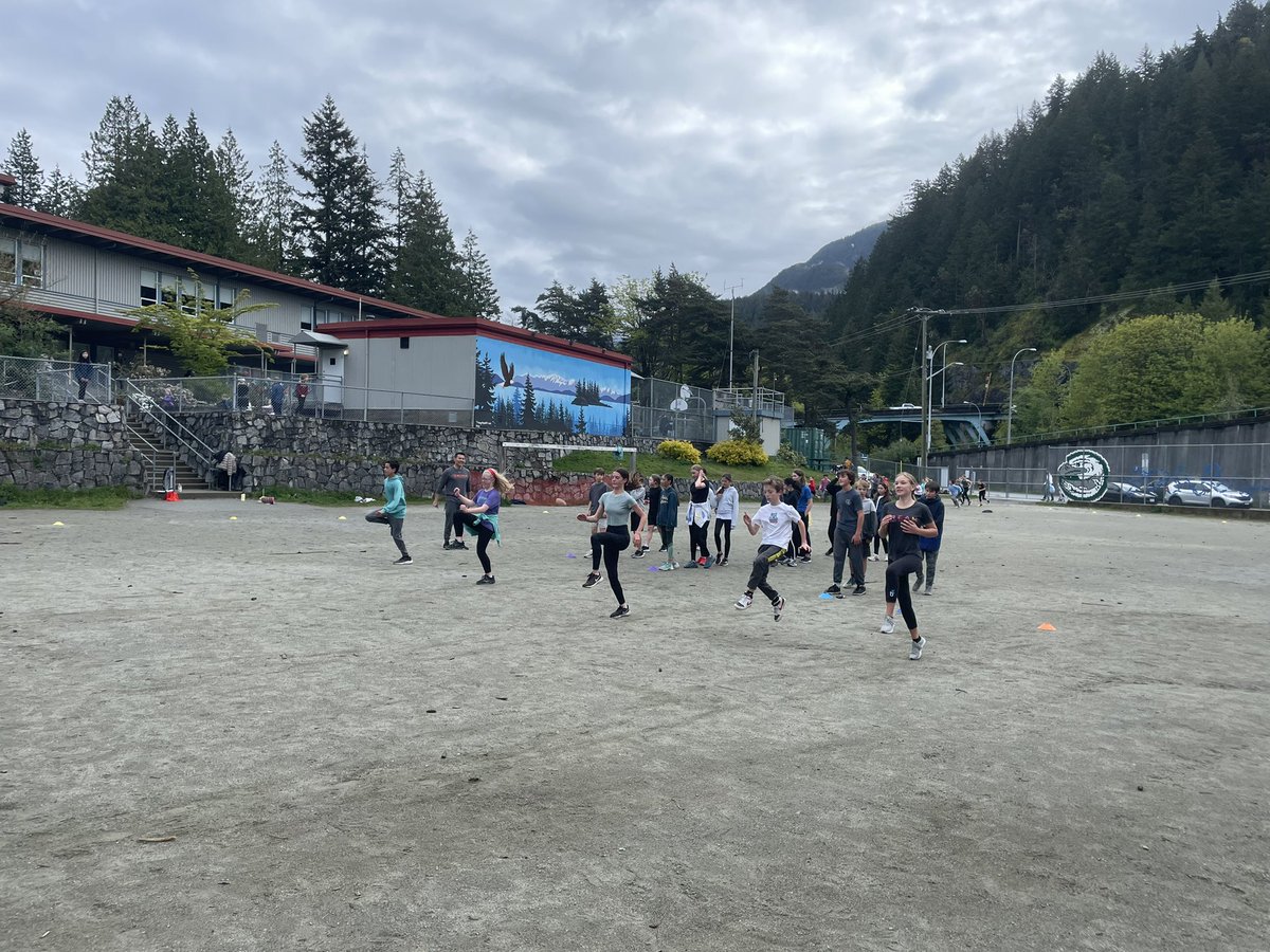gleneagles_news's tweet photo. Look what’s gracing our outside portable making the view at #GELearns even better ?!? Amazing mural by artist and GEC parent @TraceyHayesArt so grateful for the work of our Outdoor Enhancement committee @gleneagles_news @WestVanSchools https://t.co/Y2OiZ2oqD5