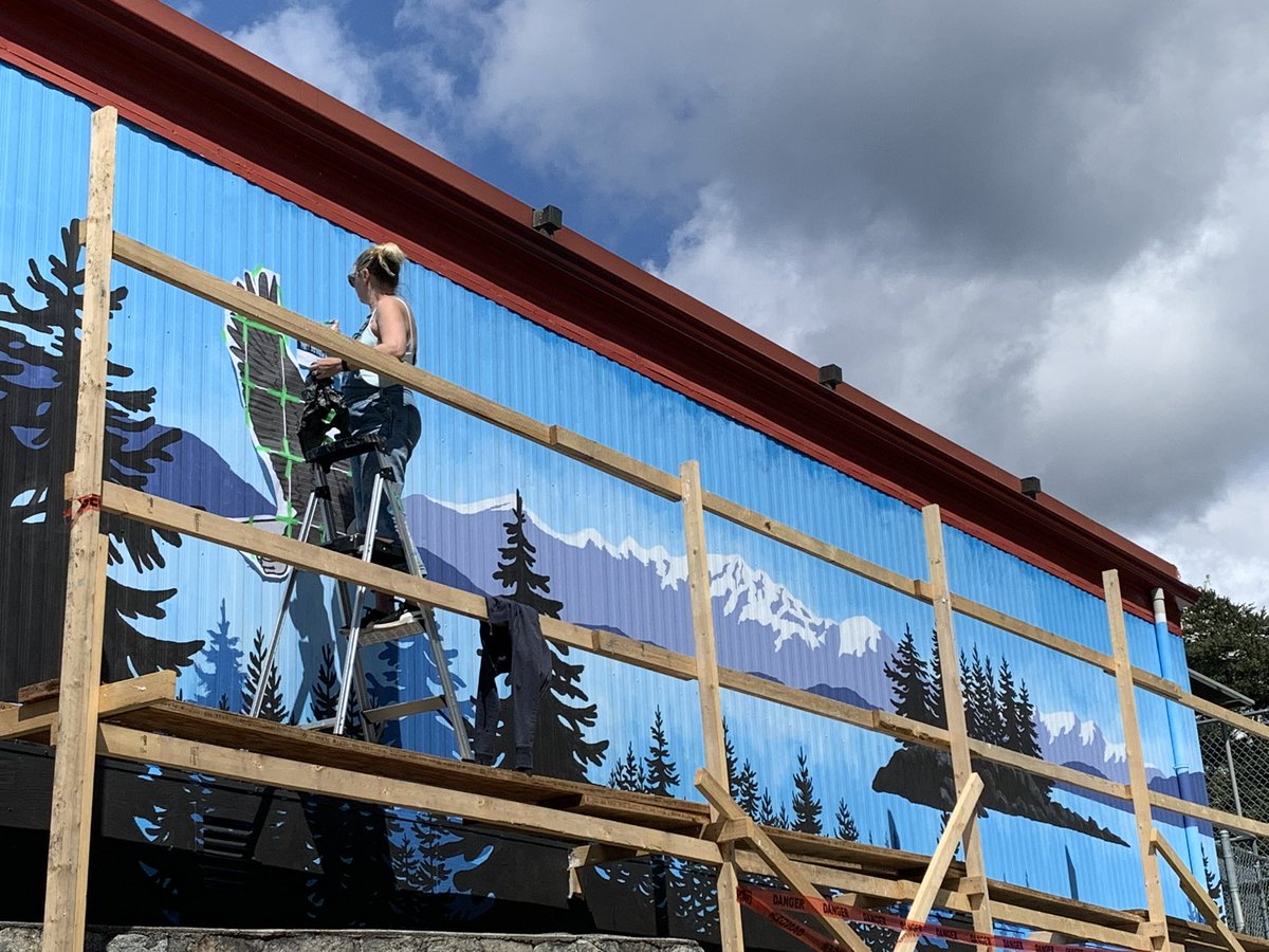 gleneagles_news's tweet photo. Look what’s gracing our outside portable making the view at #GELearns even better ?!? Amazing mural by artist and GEC parent @TraceyHayesArt so grateful for the work of our Outdoor Enhancement committee @gleneagles_news @WestVanSchools https://t.co/Y2OiZ2oqD5