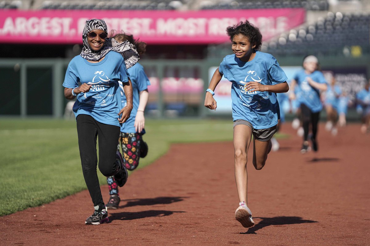 Today Royals Charities welcomed participants from our friends at <a href="/GOTRKC/">Girls on the Run Serving Greater Kansas City</a> to practice at the K in preparation of their 5K on May 21st. 

Best of luck, girls! 👏