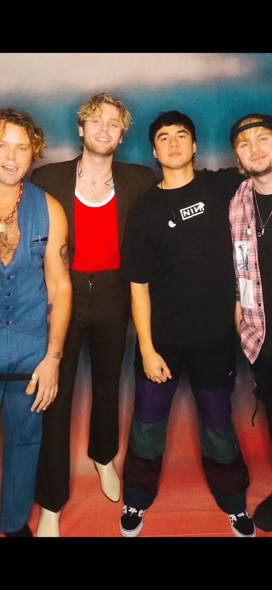 CalumHood_BRA's tweet photo. 📸| Calum com os meninos em fotos tiradas durante a tour pela Europa! https://t.co/mEmMtbMBQ7
