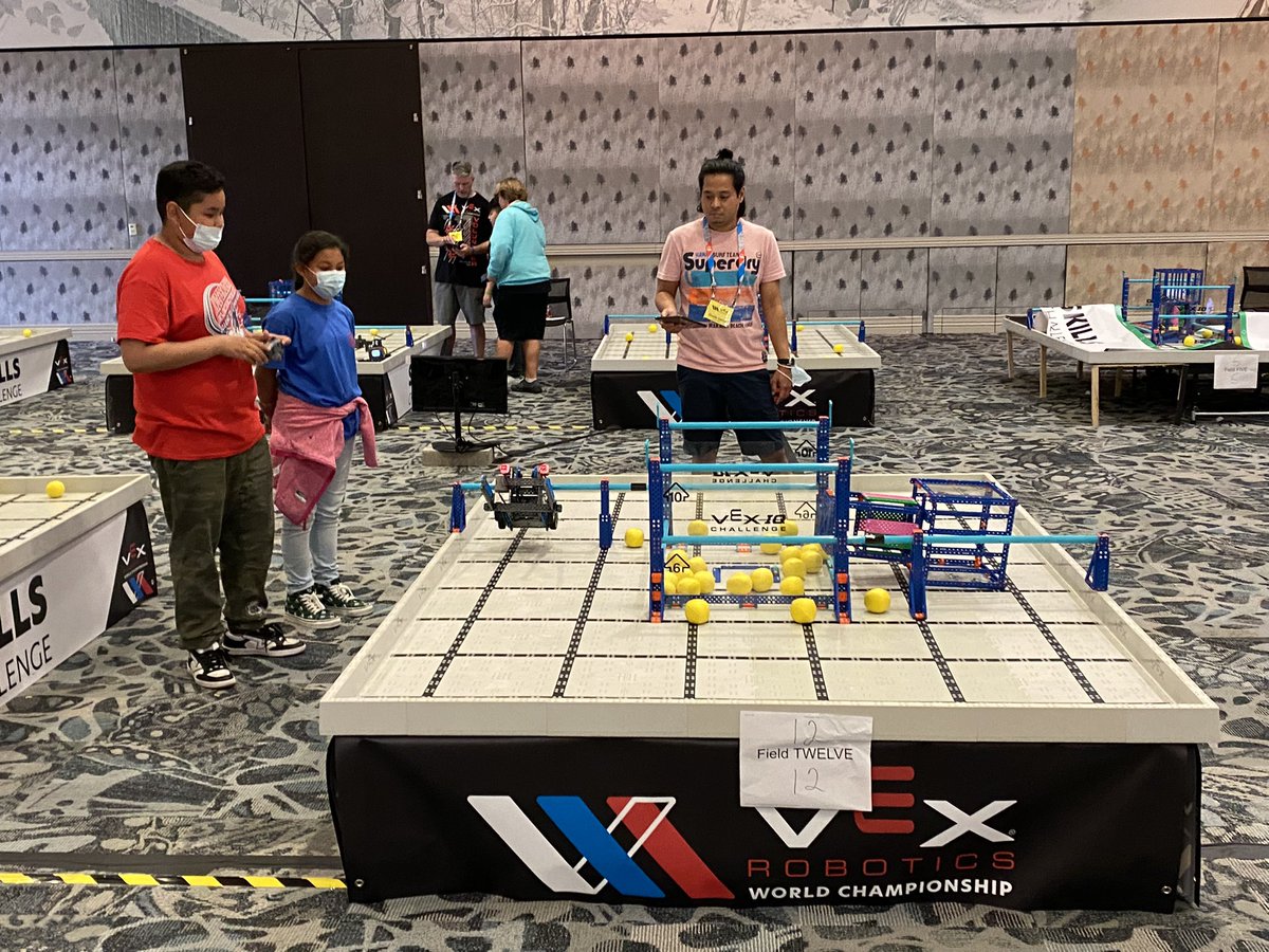 IndyESSTEM's tweet photo. An inspirational showing today by our 5th graders! They collaborated to address engineering and programming issues. We are so proud of them! @lausdLDE @Jackie4LAkids @SouthGateCoS #LAUSDMsgnets https://t.co/FARAha24jG
