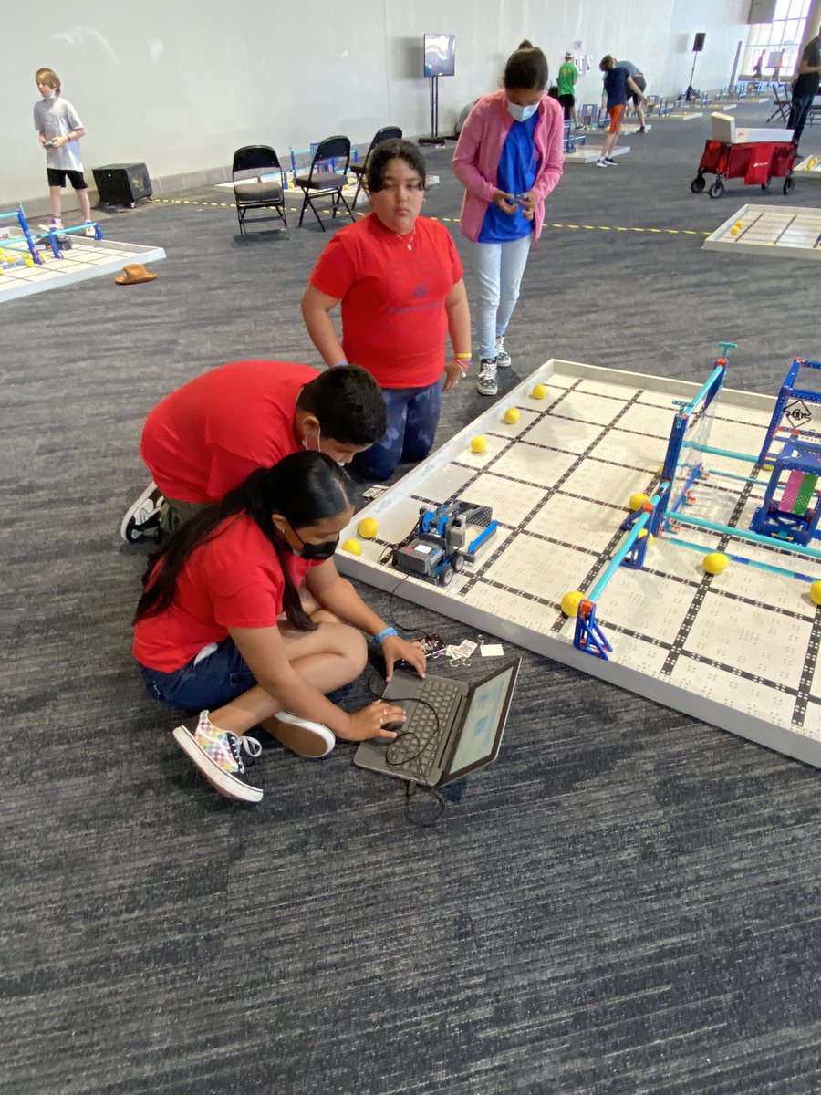 IndyESSTEM's tweet photo. An inspirational showing today by our 5th graders! They collaborated to address engineering and programming issues. We are so proud of them! @lausdLDE @Jackie4LAkids @SouthGateCoS #LAUSDMsgnets https://t.co/FARAha24jG