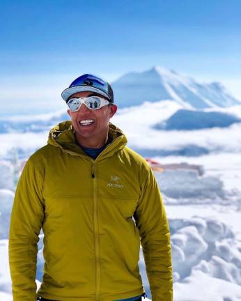 raulpazjr's tweet photo. RONALD QUINTERO
¡Mi brother, has logrado tu sueño!
Hoy 11 de Mayo del 2022 ha escrito con letras doradas su nombre en la historia de #Honduras al ser el primer #hondureño en llegar a la cima del monte más alto del mundo. El #Everest 💯👍👏👏👏
#RonaldQuintero #OrgulloCatracho https://t.co/dFQHzgoz6Y