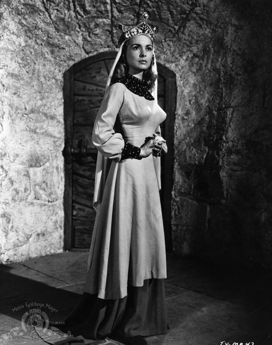 fakehistoryhunt's tweet photo. Janet Leigh in 'The Vikings' 1958.
How to look extremely fifties while trying to look a bit medievali-ish.

Don't you naughty kids dare point out why this look is so 1950s. https://t.co/MxWMoSzcGU
