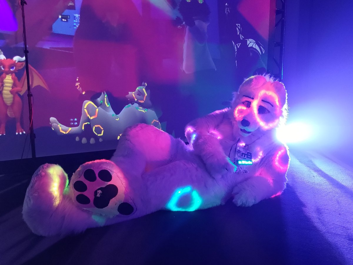 Made2Glow's tweet photo. Working the @FurryWeekend main events dance vr portal in suit. https://t.co/F4Mh22uwXN
