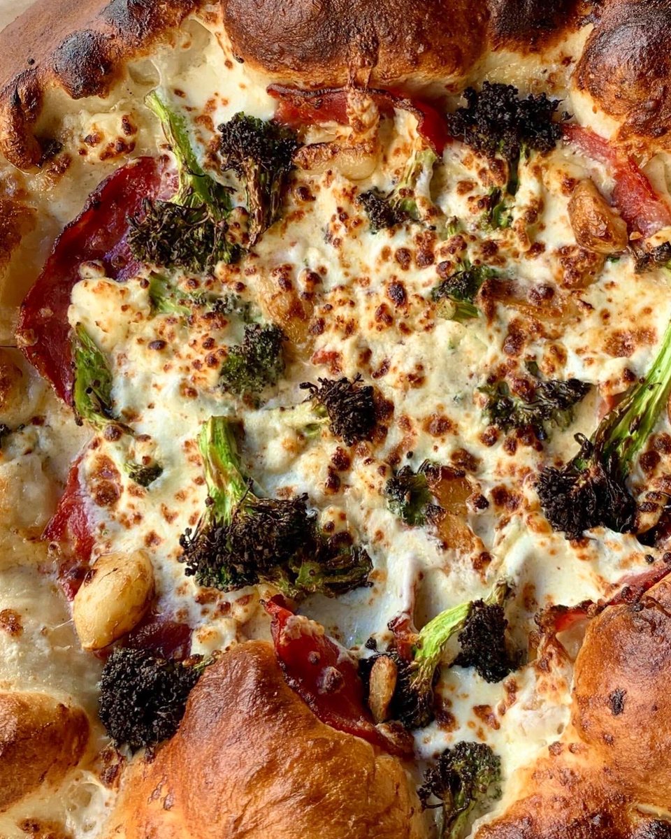 DevilsClubBeer's tweet photo. 🍕Pizza Nite!!🌙 
The sun is back and so is Pizza Night! 

//👀GOOGLY EYES👀/ Brown butter cream sauce, mozzarella, feta, capciola, roasted broccoli, and roasted garlic// https://t.co/B5PjET5PKP