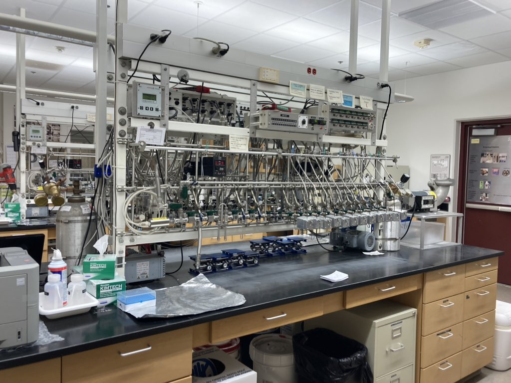 AnnaPaola_ApP's tweet image. About to spin the wheel of fortune at UCI Keck CCAMS facility  #radiocarbon #graphitization
