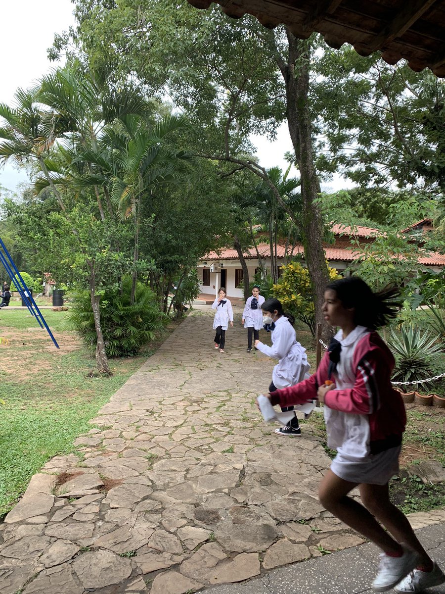dePalleja_'s tweet photo. Conocimos la escuela Artigas, una escuela pública con equipo docente uruguayo, ubicado en el solar de Artigas donde se dice vivió sus últimos años. El predio fue obsequiado a uruguay en 1903 como muestra de agradecimiento, para luego en 1924 convertirse en escuela. https://t.co/aHf6d8RV0s