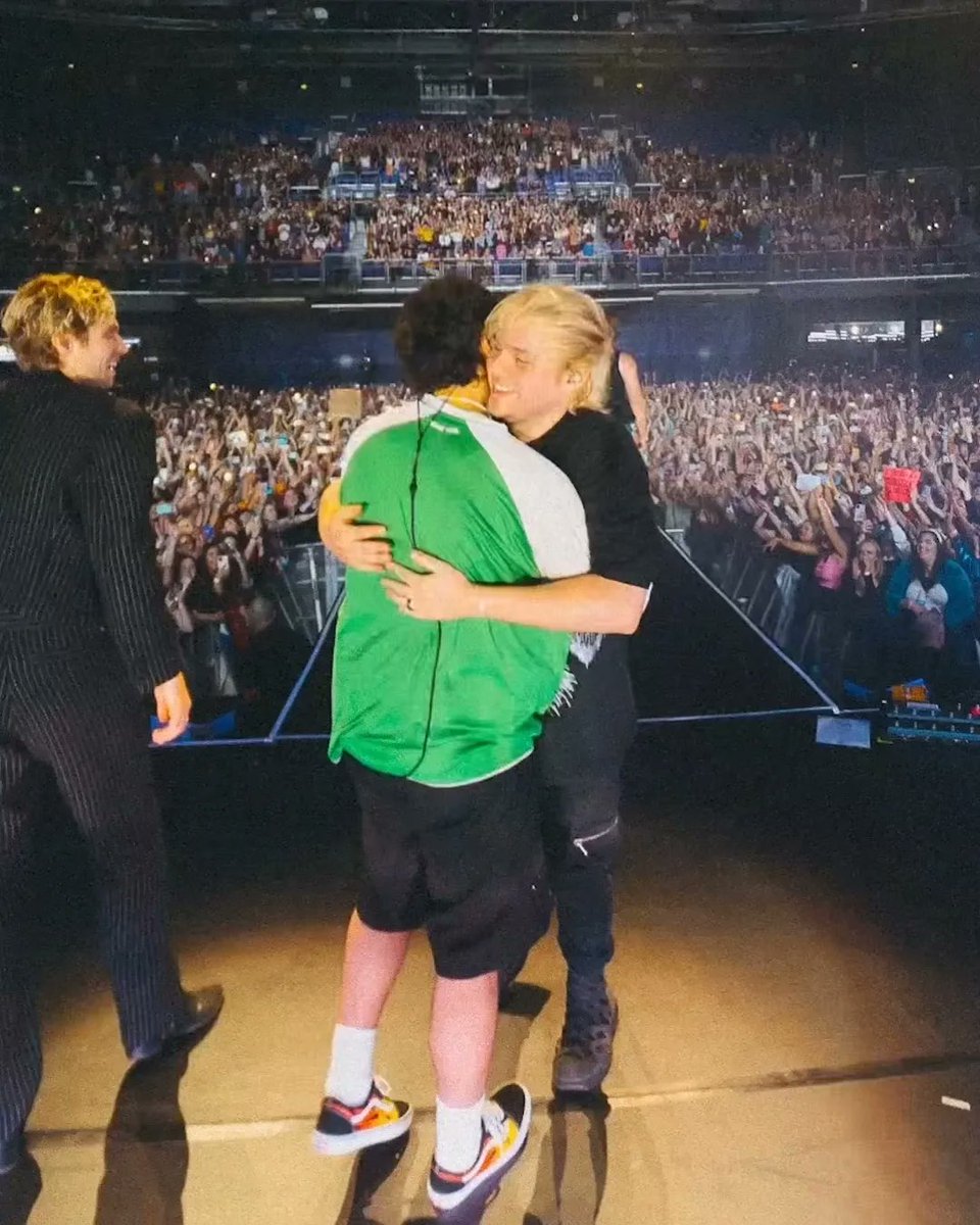 CalumHood_BRA's tweet photo. 📸| Mais fotos dos meninos durante a turnê, e com direito a mimos Malum e Cake! 💙 https://t.co/Fq32jE1gyT