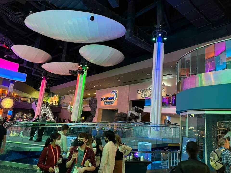 21stDigitalEd's tweet photo. Visiting Georgia Aquarium and enjoyed Special dinner inside. Also we had so much fun watching a 4D Movie . Thanks to #RegeneronISEF for giving lifelong memories to the finalists. #societyforscience #Georgiaaquarium #LAR5SEF @Schirugurus https://t.co/VpRKWnOg5E