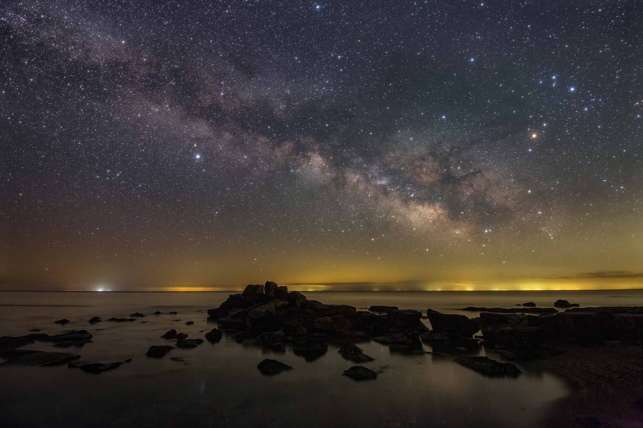 星の観察館 満天星 以前撮影した天の川です 肉眼ではこんなにはっきりは見えませんが 雲のようにモヤっとした帯が見えますよ 双眼鏡では星がパラパラと集まっている様子を観察できます これから秋頃までの月明かりがない夜は濃い天の川が見やすく