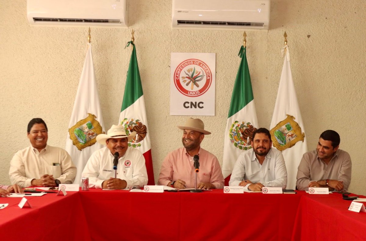 Instalando mesa de trabajo en la CNC,para marcar ruta y atender a los 4 ejidos serranos de San Pedro y Cuatro Cienegas,y así proporcionar el derecho humano al agua. ⁦<a href="/mrikelme/">Miguel Riquelme</a>⁩ ⁦<a href="/rigofuentes/">RodRigo Fuentes Ávila</a>⁩ ⁦<a href="/manolojim/">Manolo Jiménez Salinas</a>⁩ ⁦<a href="/antonionerio/">Antonio Nerio Maltos</a>⁩ ⁦<a href="/RUIZSP/">DAVID RUIZ</a>⁩