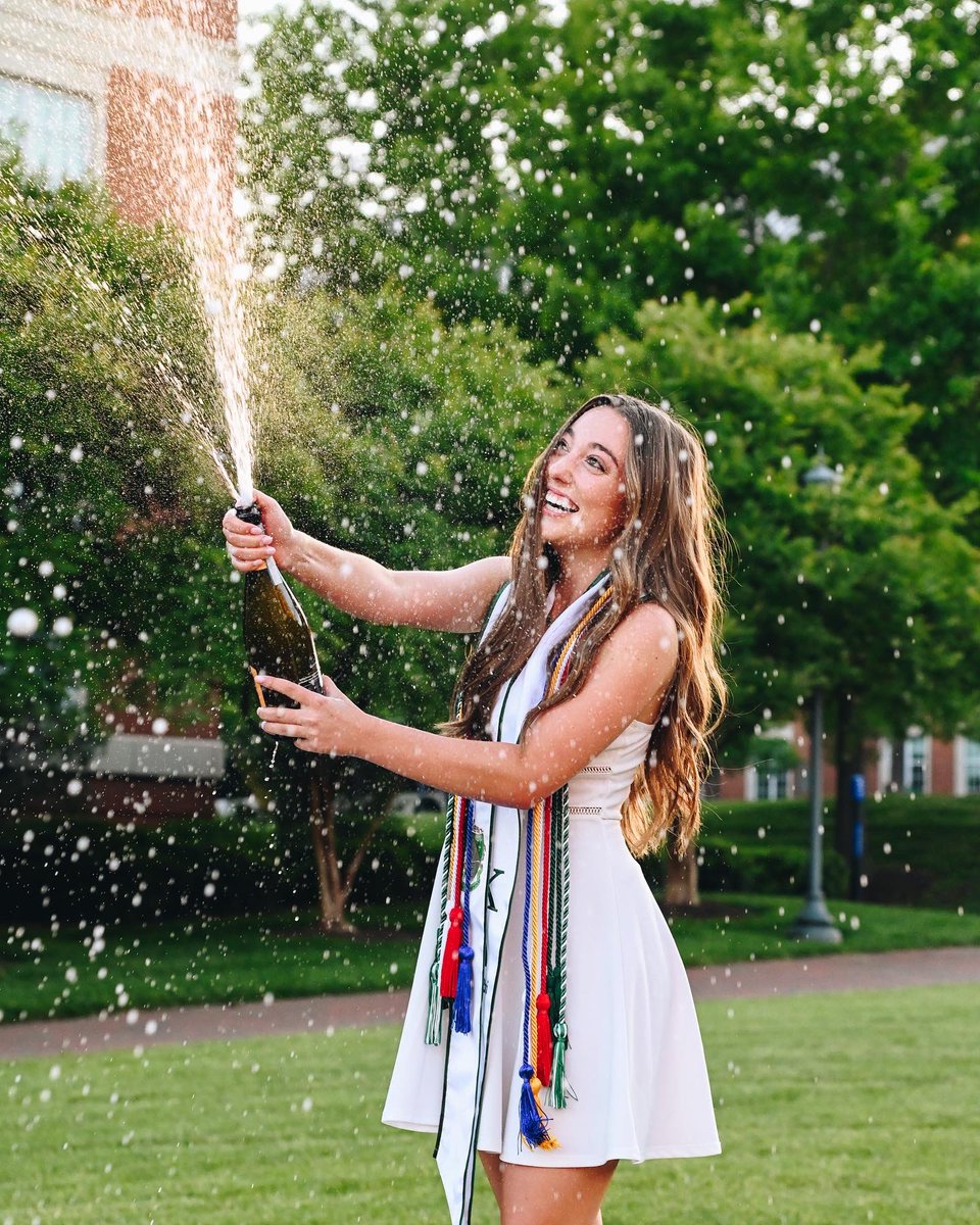 carterburleson2's tweet photo. @unccharlotte, thank you for the best four years of my life! 🤍

📸@emilyyuyellz https://t.co/SAmsh1qDD4