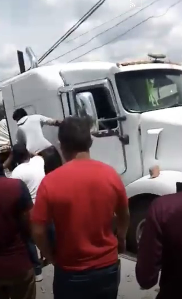 GabrielSamayo11's tweet photo. Al menos cuatro personas abrían perdido la vida en Chanal, el conductor aparentemente se le fueron los frenos, entre las presuntas víctimas estarían dos menores de edad. https://t.co/ZKoMBbGn7q