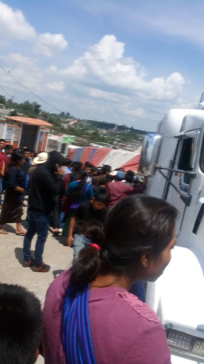 GabrielSamayo11's tweet photo. Al menos cuatro personas abrían perdido la vida en Chanal, el conductor aparentemente se le fueron los frenos, entre las presuntas víctimas estarían dos menores de edad. https://t.co/ZKoMBbGn7q
