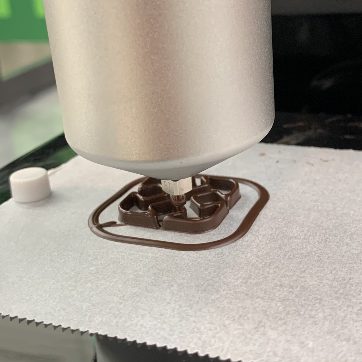 u_naho3's tweet photo. 「Byte Bites」による3Dフードプリントチョコレートの実演販売を見に新宿東急ハンズへ行ってきました🍫
ハプティックデザインとして食の新体験にとどまらず、幅広い分野で活用できそうです。
今後も楽しみです♪
味も美味しかった😋
#ByteBites #3Dプリンター https://t.co/ExWlZCdONU