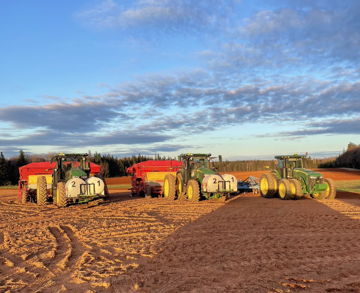 ☀️ What a Gorgeous day to be out playing in the dirt. By far the nicest #HumpDay we have had so far this year.  No better way to spend it #Plant22 #Peipotatoes #JohnDeere #Spudnik #Lemken <a href="/VisserSpuds/">PEI Spuds</a>