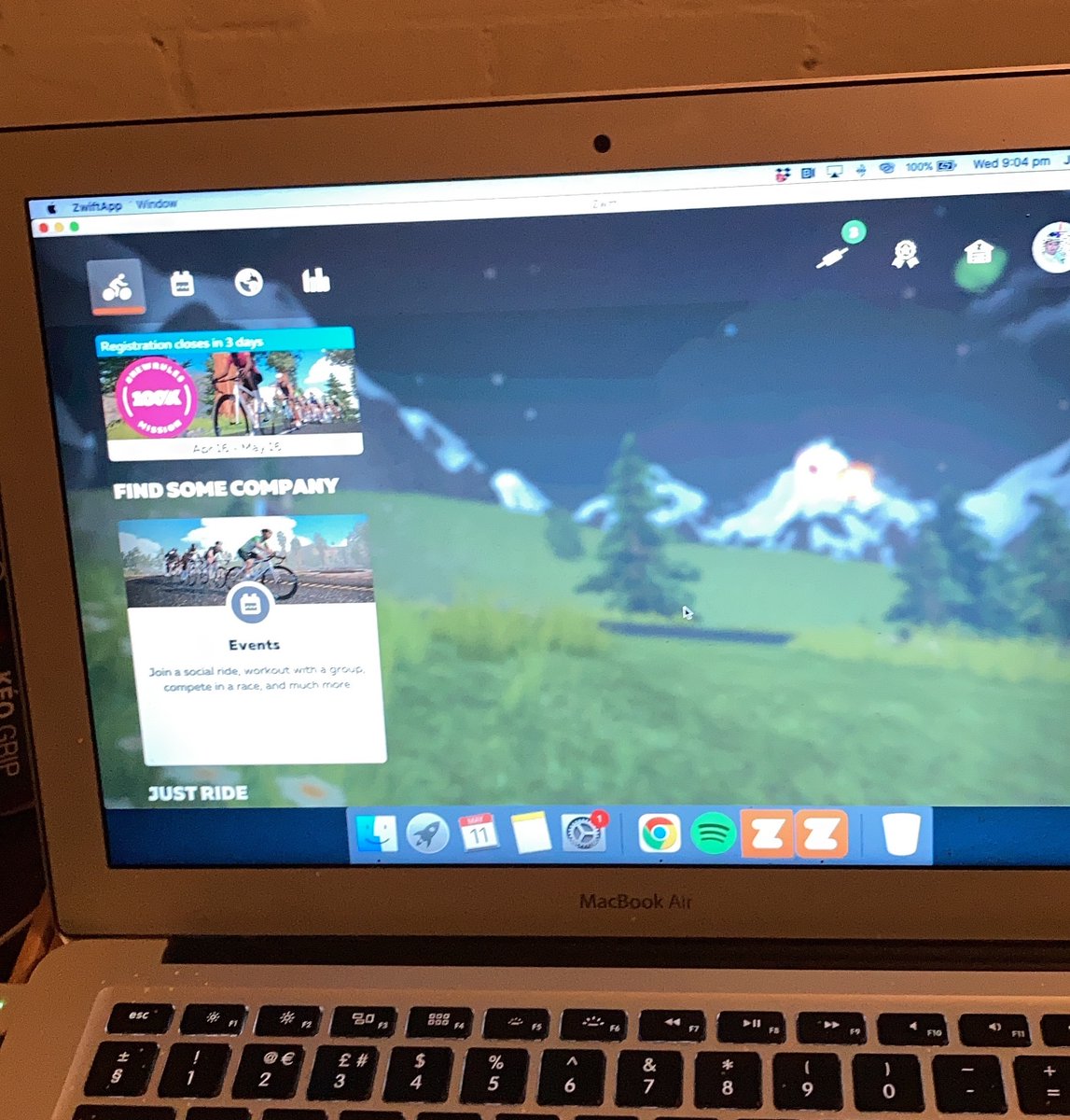 Did anyone actually test the new <a href="/GoZwift/">Zwift</a> home screen on a 13" Mac Screen before the roll-out? Just curious.. #zwift #ux