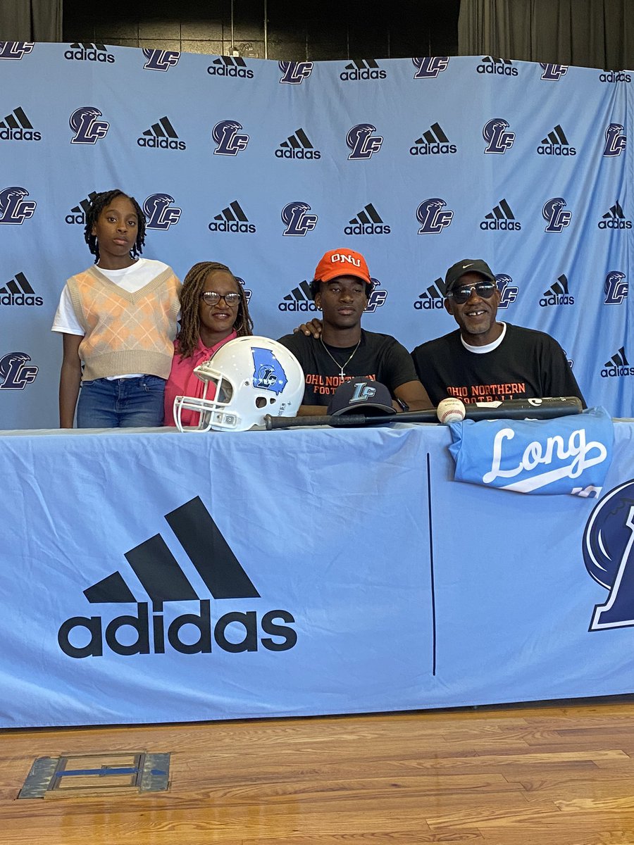 Coach_Pfiester's tweet photo. What an awesome evening with our Class of ‘22 Spring signees.  Had a great turnout to celebrate the success of these young men!  Special shout-out to @DwayneRowe_ and @Josiah_2022 2 great members of @LongCoFootball #Team24 https://t.co/0LKqRJLEki