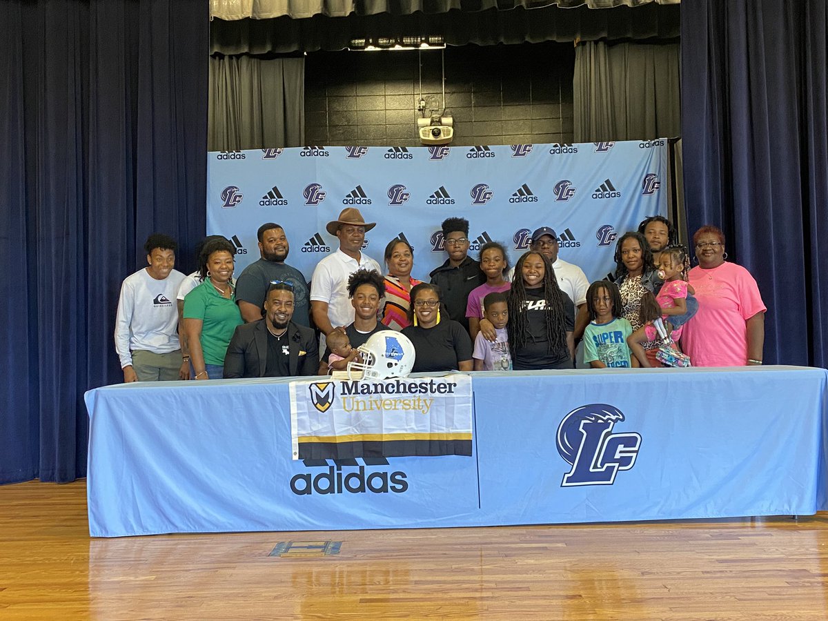 Coach_Pfiester's tweet photo. What an awesome evening with our Class of ‘22 Spring signees.  Had a great turnout to celebrate the success of these young men!  Special shout-out to @DwayneRowe_ and @Josiah_2022 2 great members of @LongCoFootball #Team24 https://t.co/0LKqRJLEki