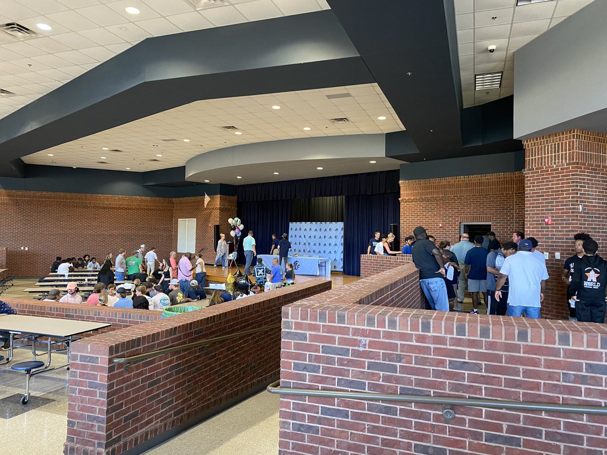 Coach_Pfiester's tweet photo. What an awesome evening with our Class of ‘22 Spring signees.  Had a great turnout to celebrate the success of these young men!  Special shout-out to @DwayneRowe_ and @Josiah_2022 2 great members of @LongCoFootball #Team24 https://t.co/0LKqRJLEki