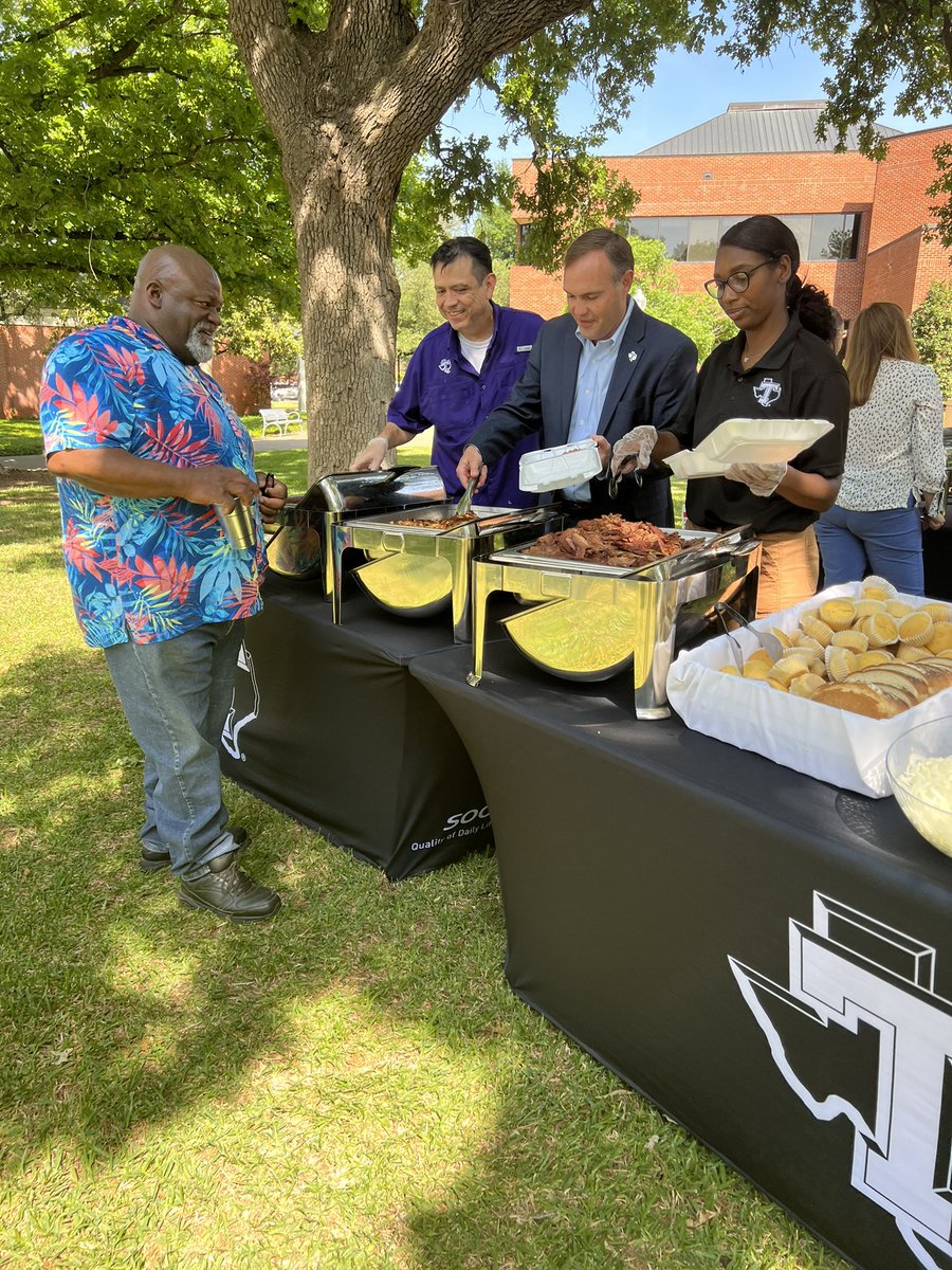 TarletonPrez's tweet image. Thankful for our incredibly dedicated faculty and staff @TarletonState. The President’s BBQ is one small display of our appreciation. Thank you for another great academic year! 💜👏
