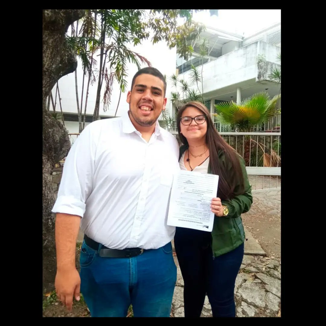 AgoraUCV's tweet photo. El día de ayer #10Abril, @SuarezMiguel090 y @gabrielanicollp fueron inscritos formalmente como nuestros candidatos a la Presidencia del CEEEPA🌳. Llegó el momento de reencontrarnos🤝🏻 nuevamente luchando por lo que nuestra escuela y los #EEPISTAS merecemos.
Sigue hilo ⬇️. https://t.co/FDiRqIs18h