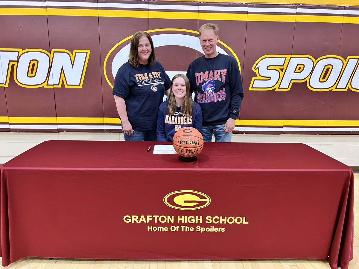 UMaryWomenBball's tweet photo. A special Happy Birthday to our newest Marauder! Welcome @casserickson22 to UMary! 🔶🔷🏀🎂🔷🔶 https://t.co/8XbI2eZBp5