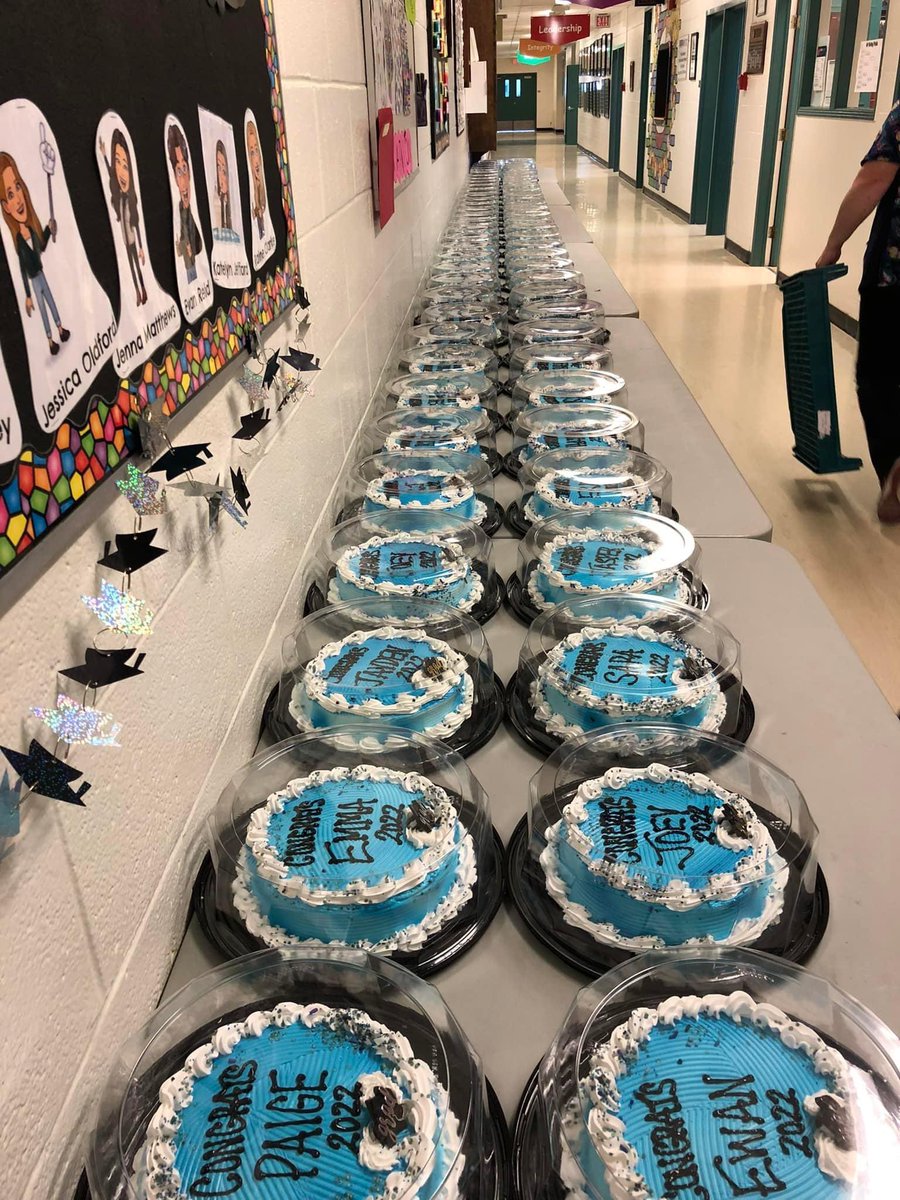 Another night of decorating the venue and party #2 🙄#Gradweek #classof2022 #cakesforeveryone