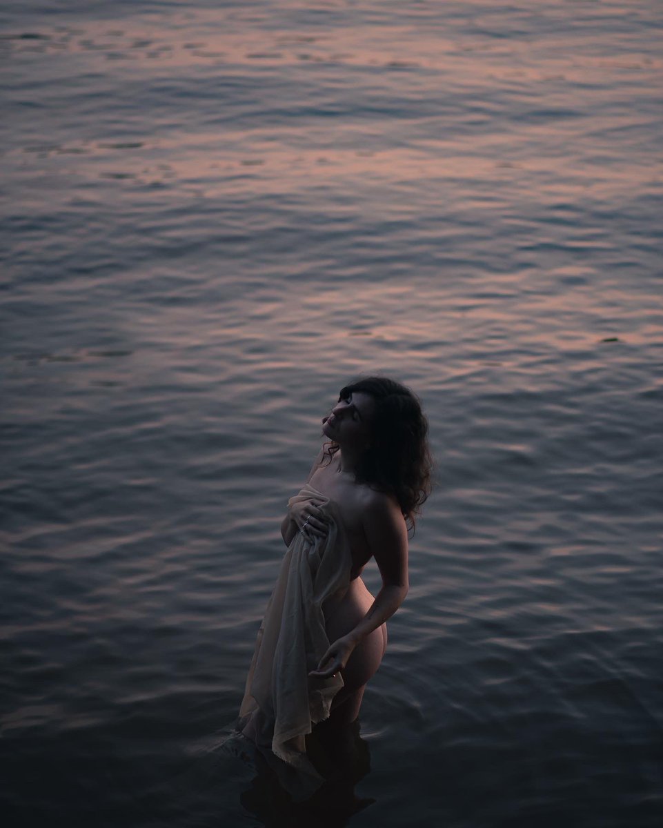 uriah_f's tweet photo. Even the darkest night will end and the sun will rise” 🌙  in frame @daphfae https://t.co/hbpDlIP0PM