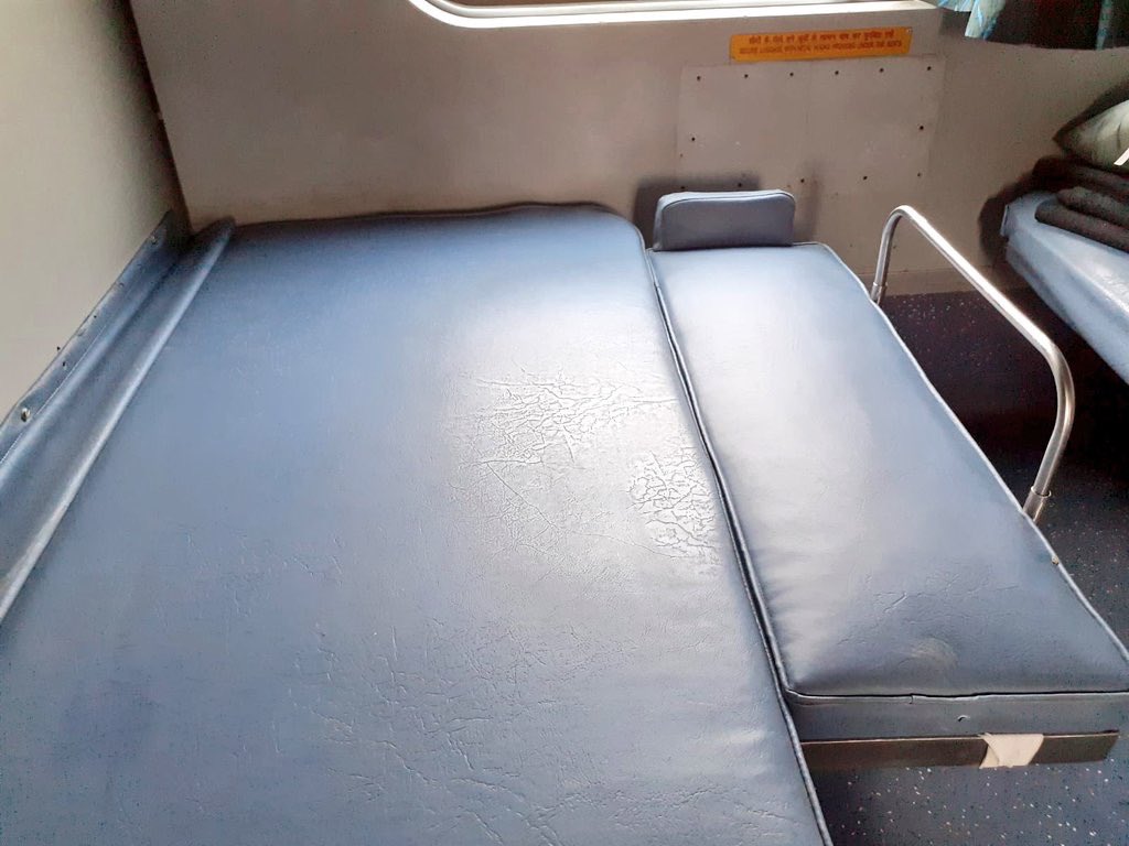cyberseriya's tweet photo. Indian railway added a berth for women with babies on experimental basis to Lucknow mail.
#railway 
#greatstep https://t.co/VoIYAT7k8F