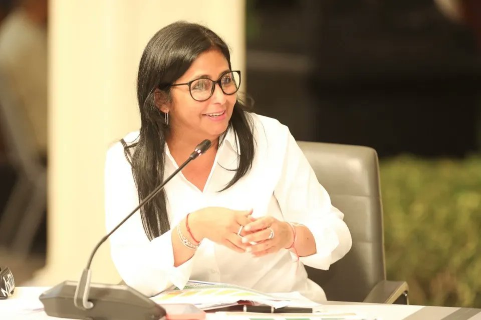 DhelizAlvarez's tweet photo. Acompañamos a nuestro Pdte. @NicolasMaduro en el Miércoles Productivo: Capitulo Motor Exportaciones y Nuevas Fuentes de Divisas, donde instruyó construir una ruta exportadora que ocupe el 20% de la producción de todos los sectores productivos del país como meta inicial. https://t.co/pD7KXT7gGR