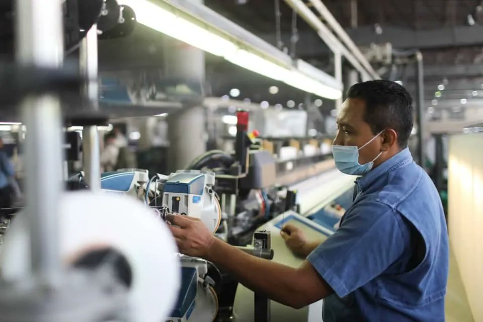 DhelizAlvarez's tweet photo. Acompañamos a nuestro Pdte. @NicolasMaduro en el Miércoles Productivo: Capitulo Motor Exportaciones y Nuevas Fuentes de Divisas, donde instruyó construir una ruta exportadora que ocupe el 20% de la producción de todos los sectores productivos del país como meta inicial. https://t.co/pD7KXT7gGR