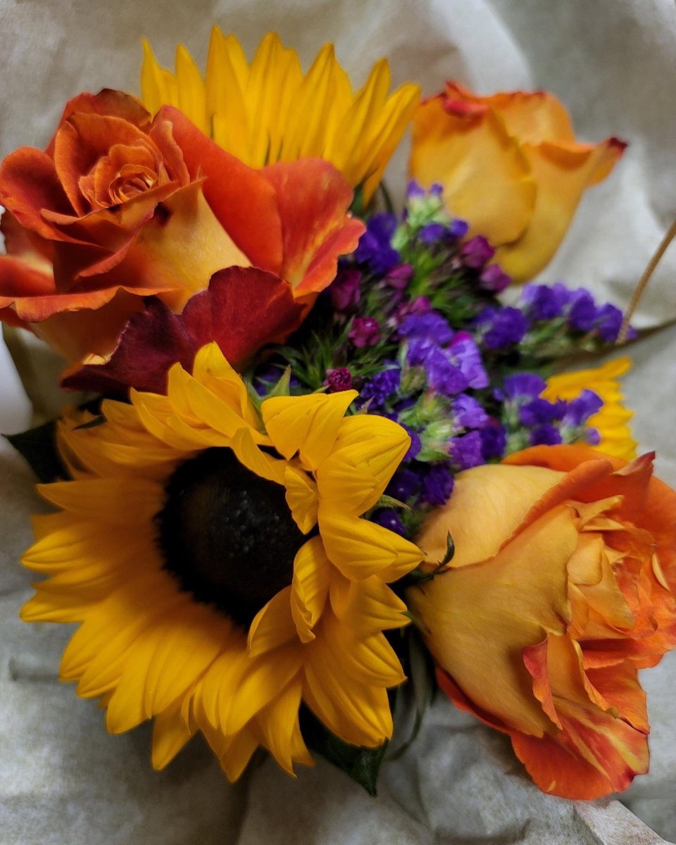 We honor Robin our Westview Health technician who takes care of our students day in and day out! Thank you, Robin!🖤💛<a href="/PowayUnified/">Poway Unified</a>
