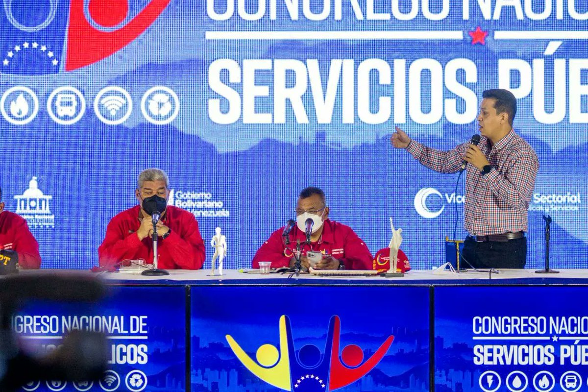 Hoy junto al vicepresidente <a href="/NestorLReverol/">Néstor Reverol</a> y el gobernador <a href="/eduardopinate/">Eduardo Piñate R</a> instalamos el Congreso Nacional de los Servicios Públicos Capitulo #Apure.
¡Este es el año de la mejora de los Servicios Públicos!