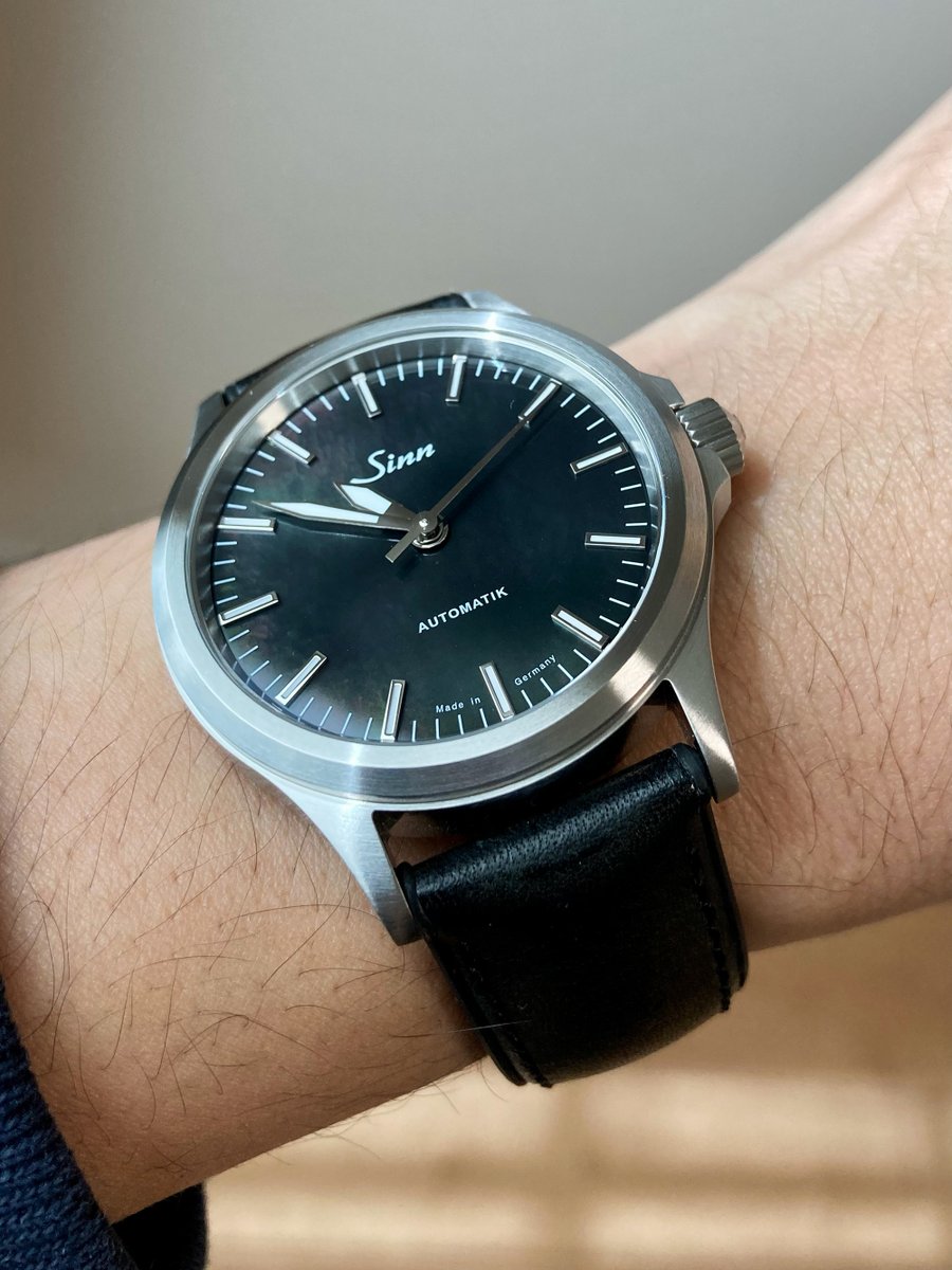 tokeito123's tweet photo. SINN 556のカラバリ実機見たいなー。ジンのプロダクトどのラインも全体的に出来良い。多少キズ入っちゃってもそれ込みで様になる感じとかもドイツ味を感じる。写真は556のMOPやつ。
ref. 556.I.Perlmutt.S
#sinn #ジン https://t.co/WWOFzN37R9