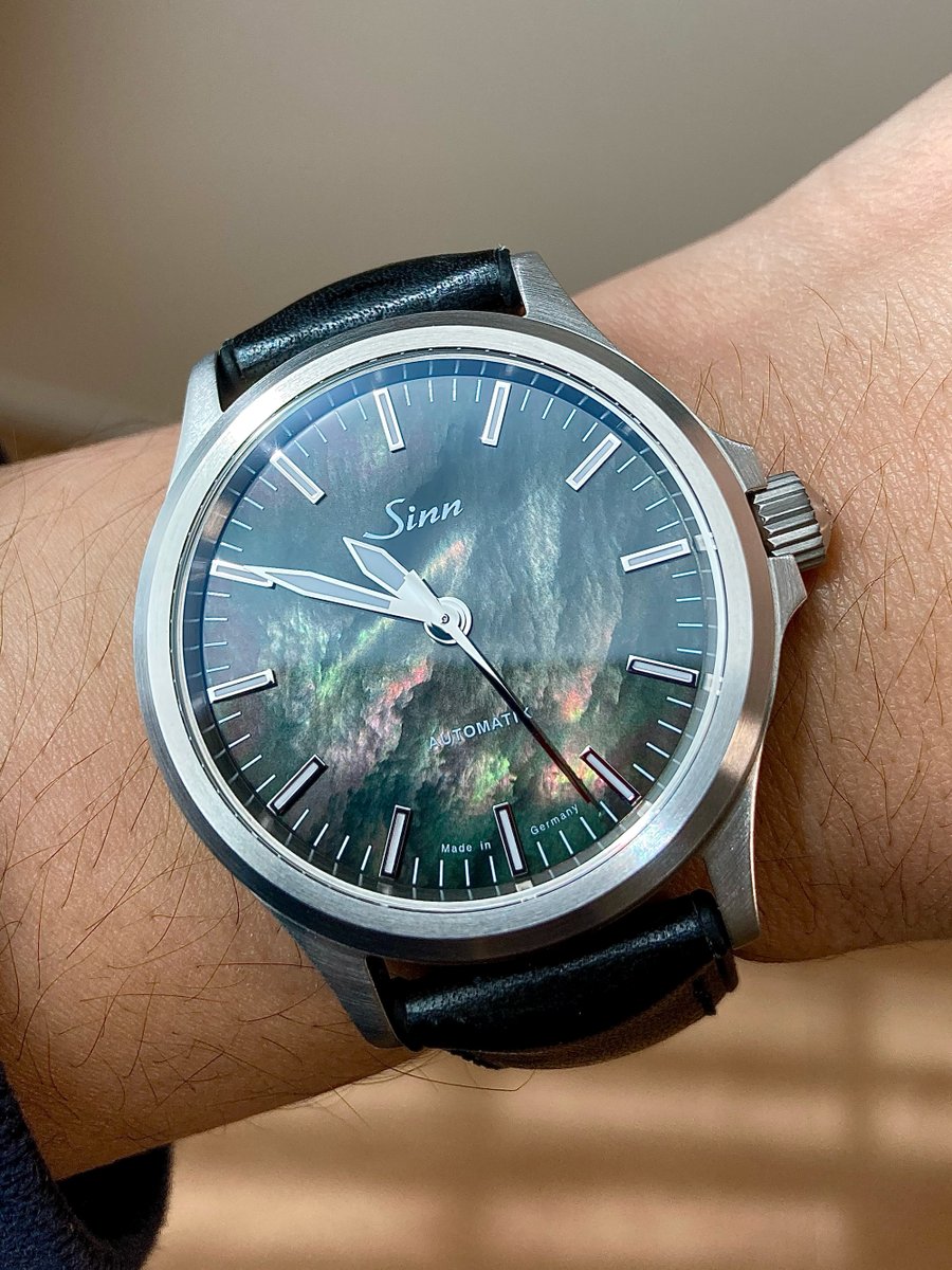 tokeito123's tweet photo. SINN 556のカラバリ実機見たいなー。ジンのプロダクトどのラインも全体的に出来良い。多少キズ入っちゃってもそれ込みで様になる感じとかもドイツ味を感じる。写真は556のMOPやつ。
ref. 556.I.Perlmutt.S
#sinn #ジン https://t.co/WWOFzN37R9