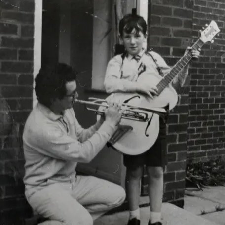 Rawtopia's tweet photo. Elvis Costello was born into music – his parents met over the counter of a record shop, his dad was a singer with the Joe Loss Orchestra, and even his grandfather, Pat, played trumpet on the White Star Line between Liverpool and New York #ElvisCostello #DeclanMacManus https://t.co/erVuywoBfo