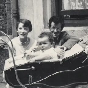 Rawtopia's tweet photo. Elvis Costello was born into music – his parents met over the counter of a record shop, his dad was a singer with the Joe Loss Orchestra, and even his grandfather, Pat, played trumpet on the White Star Line between Liverpool and New York #ElvisCostello #DeclanMacManus https://t.co/erVuywoBfo