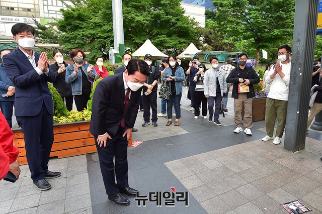 국민을 섬기는 자세가 좋습니다.
안철수는 변하지 않고 한결같습니다.