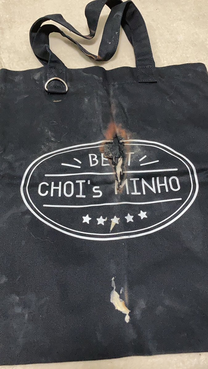 ここで言うか悩みましたが、隣が火事になり我が家まで被害に🔥今までの全てSHINeeグッズ消失しちゃいました。着て行く予定だったミノのファンミTシャツも、歴代数あったトートバッグも全て😭あんなにグッズ並んで買ったのに思い出まで
ファンミには落ち込んでいても仕方ないし、頑張って行くつもりです