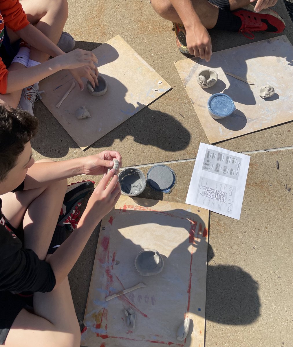 8th grade ceramics outside! We had a great morning building pinch pots and coils in the sun ☀️ #avonworthartists @mhall_AMS