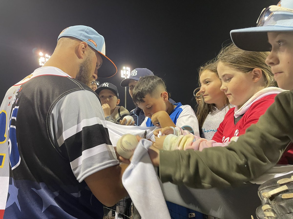 FerryHawks's tweet photo. Things are buzzing in #HawkCity! Electric atmosphere, electric fans, and two electric wins in a row! Catch the hawks in action tomorrow for thirsty Thursday as they close out their series against York!
#CatchFun #StatenIsland #FerryHawks #LittleLeague #SIUHCommunityPark #hawkcity https://t.co/rOQLyO4wsw
