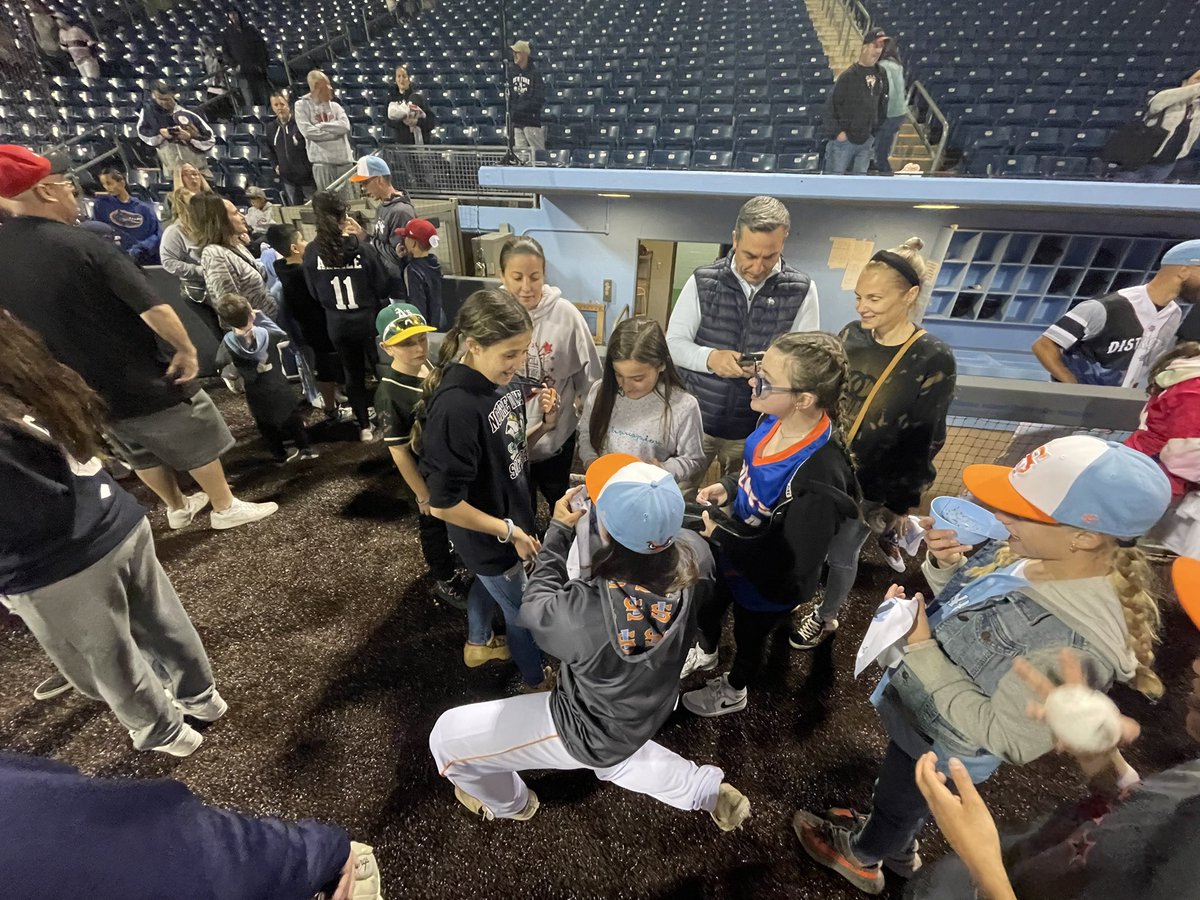 FerryHawks's tweet photo. Things are buzzing in #HawkCity! Electric atmosphere, electric fans, and two electric wins in a row! Catch the hawks in action tomorrow for thirsty Thursday as they close out their series against York!
#CatchFun #StatenIsland #FerryHawks #LittleLeague #SIUHCommunityPark #hawkcity https://t.co/rOQLyO4wsw