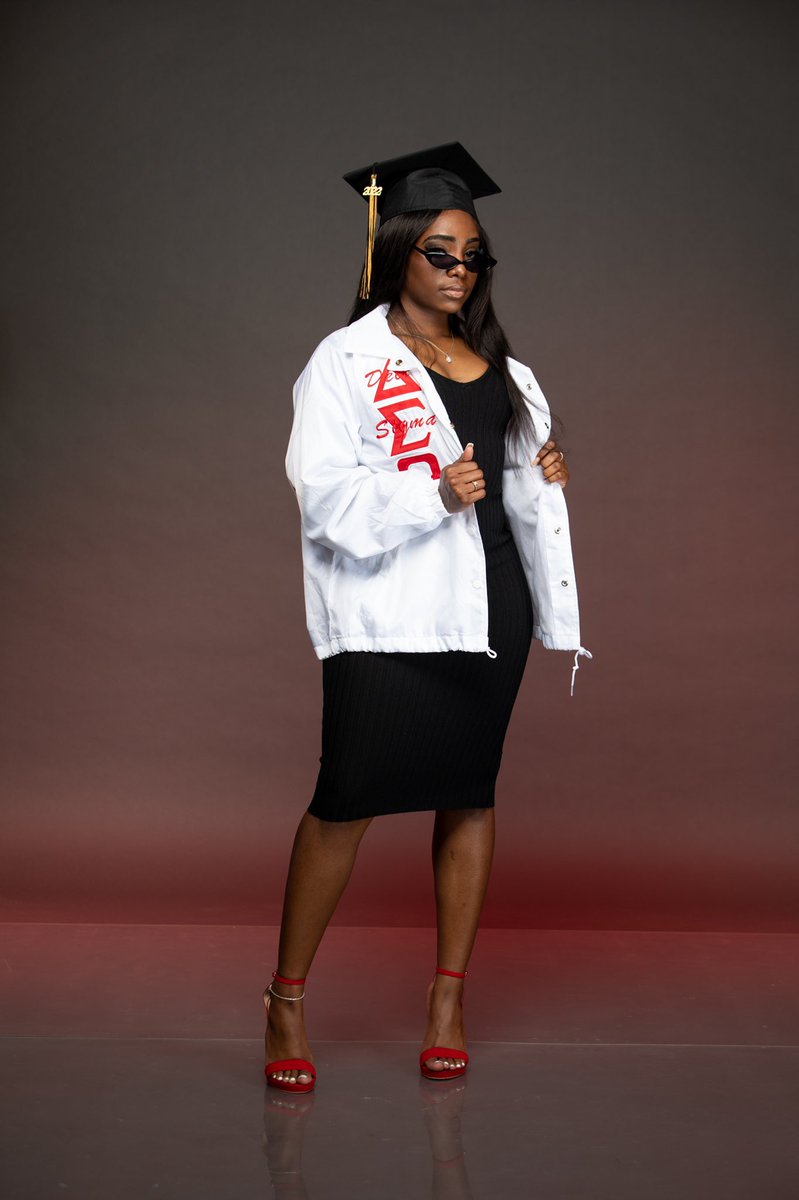 _ItsDivine's tweet image. Little RED riding in her HOOD 
#MasterofPublicHealth 

Stole: @shopmytm 
Mua: @dasiaaaaa___ 
📸: @q11photography