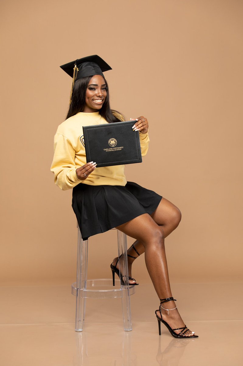 _ItsDivine's tweet image. Little RED riding in her HOOD 
#MasterofPublicHealth 

Stole: @shopmytm 
Mua: @dasiaaaaa___ 
📸: @q11photography