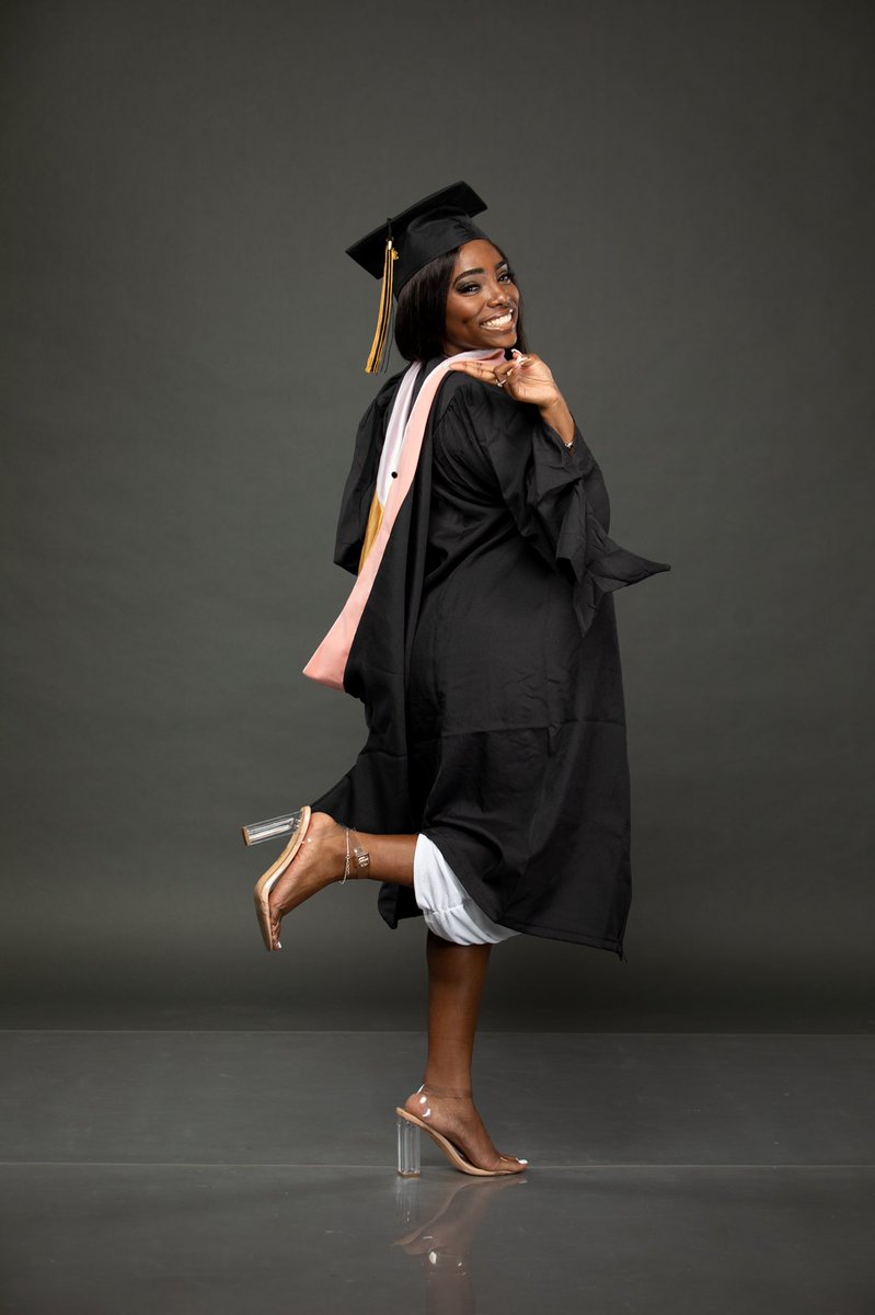 _ItsDivine's tweet image. Little RED riding in her HOOD 
#MasterofPublicHealth 

Stole: @shopmytm 
Mua: @dasiaaaaa___ 
📸: @q11photography